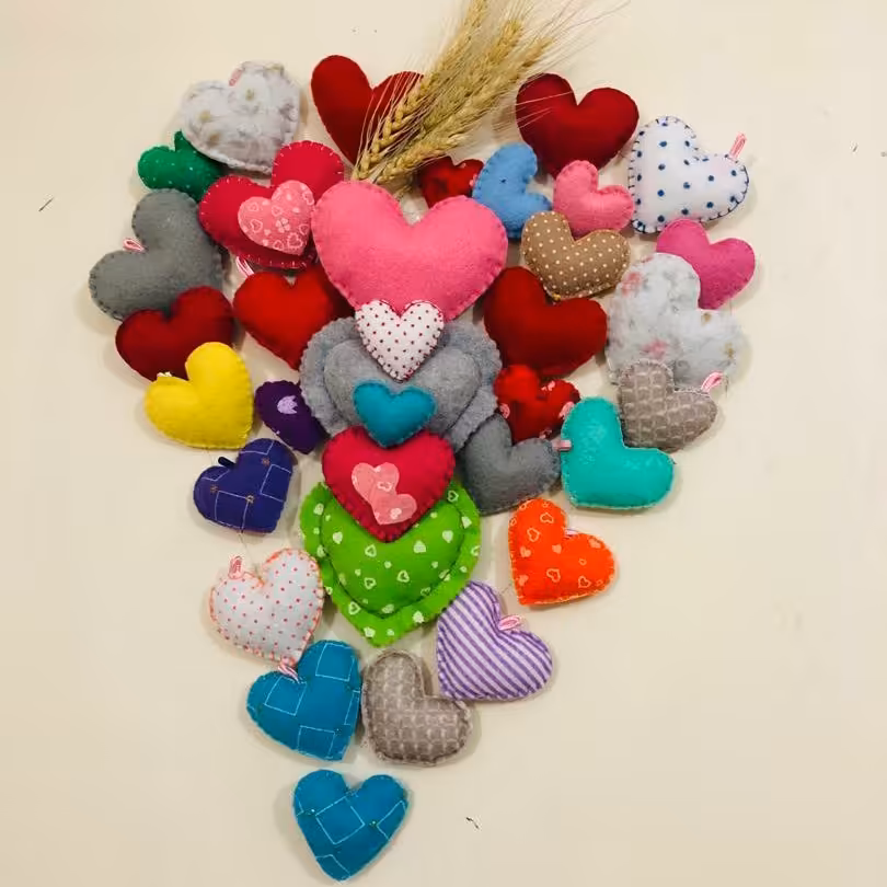 قلب نمدی، این قلب های خوشگل برایه مصرف های شخصی،هدیه و..قابل استفادس و در رنگ ها و سایز های مختلف دوخته میشه.