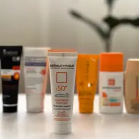 کرم ضد آفتاب فلویید مات بی رنگ درماتیپیک فاقد چربی مناسب پوست مختلط تا چرب SPF50 