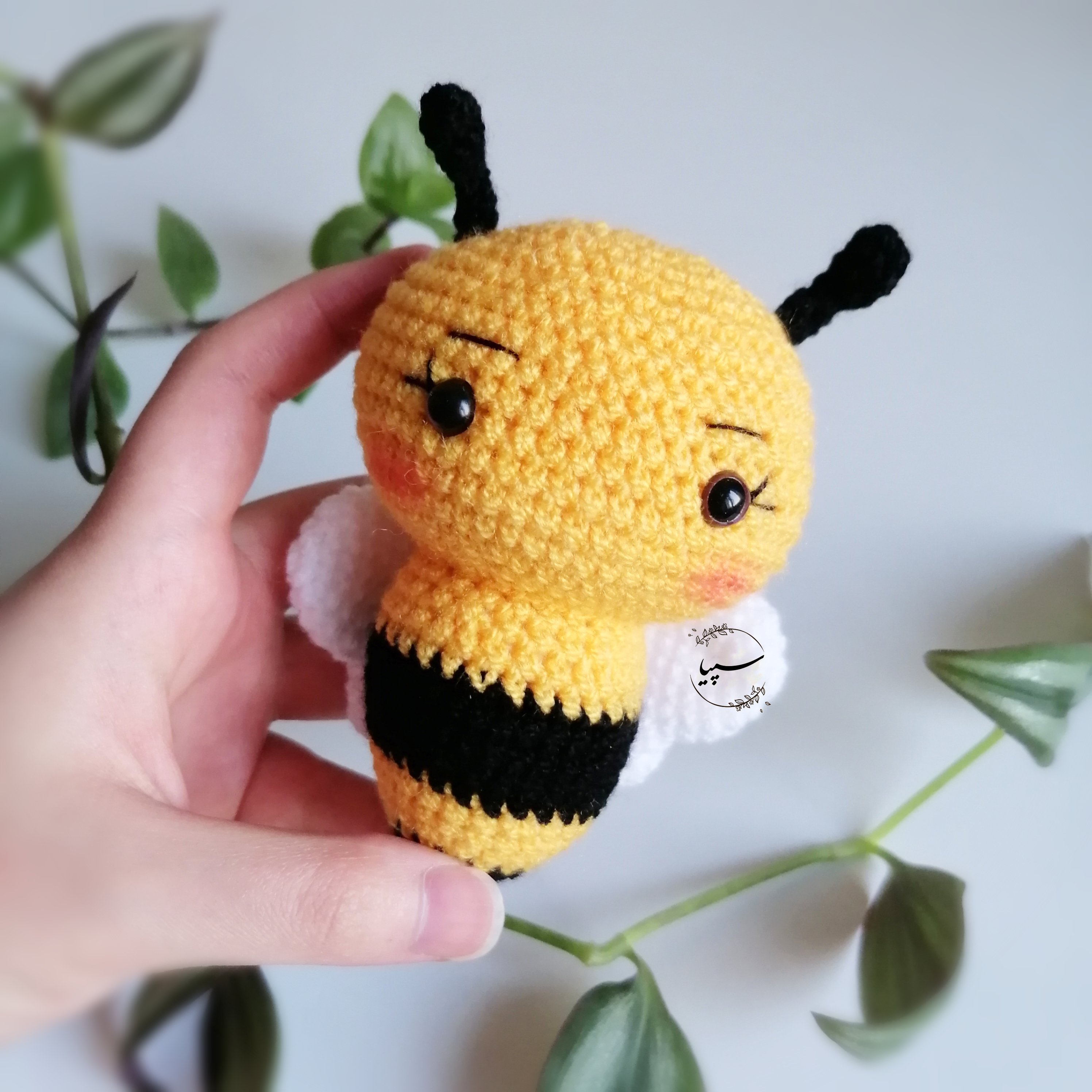 عروسک جغجغه زنبور دستبافت مناسب سیسمونی