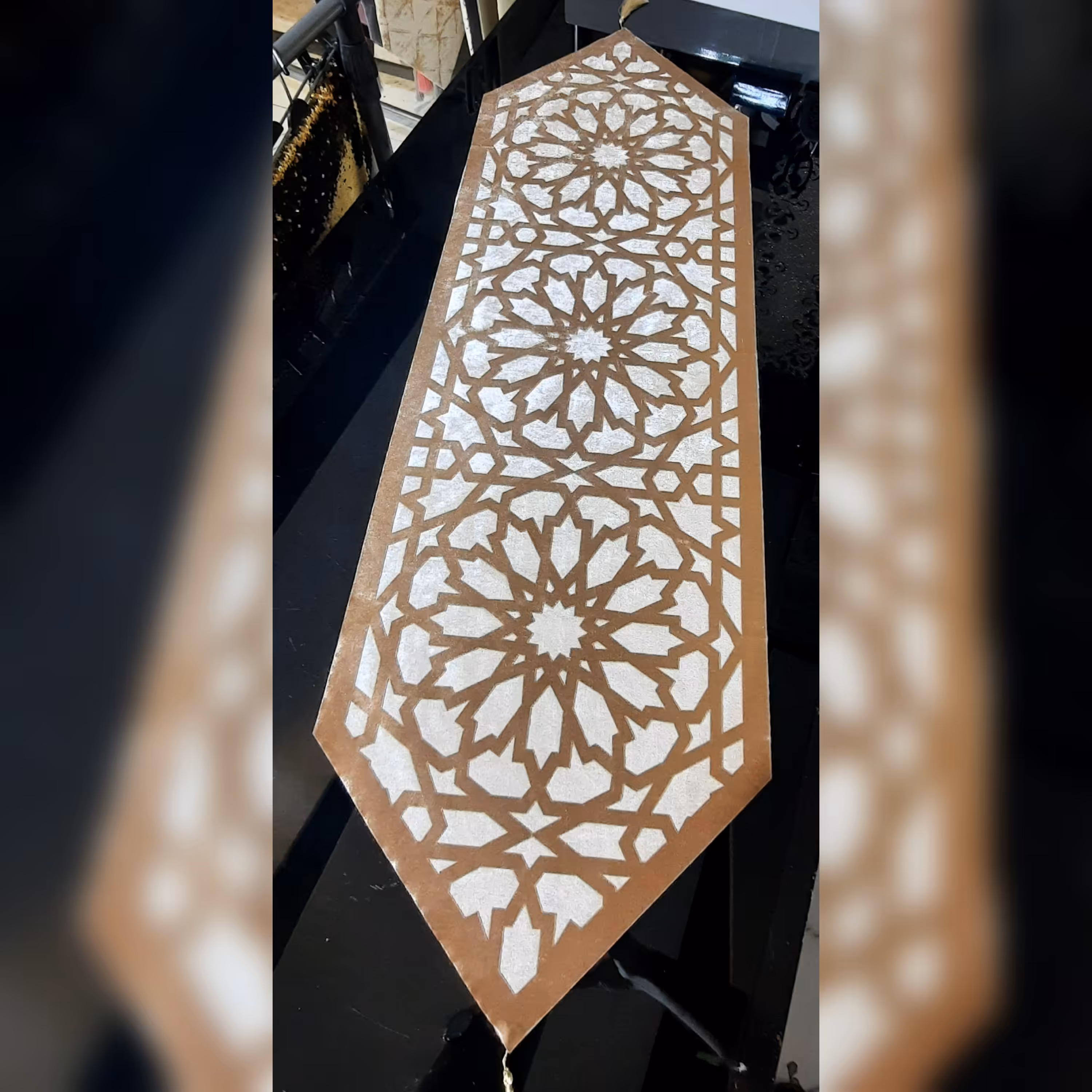 رومیزی نهارخوری مخمل دوبل وارداتی طرح زیبا و شیک رنگ کرم نسکافه ای سایز 130در 40