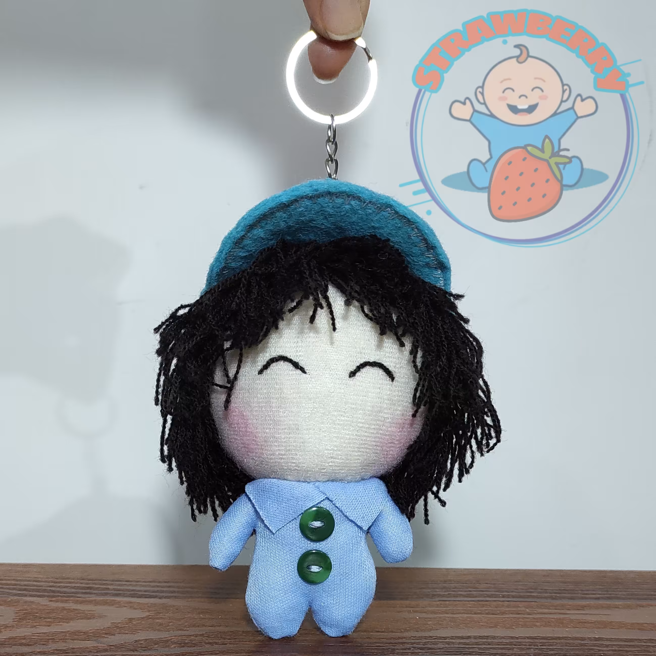 جا کلیدی عروسکی پسر کلاه نمدی آبی مو مشکی  با جا کلیدی نقره ای 12 سانتی 