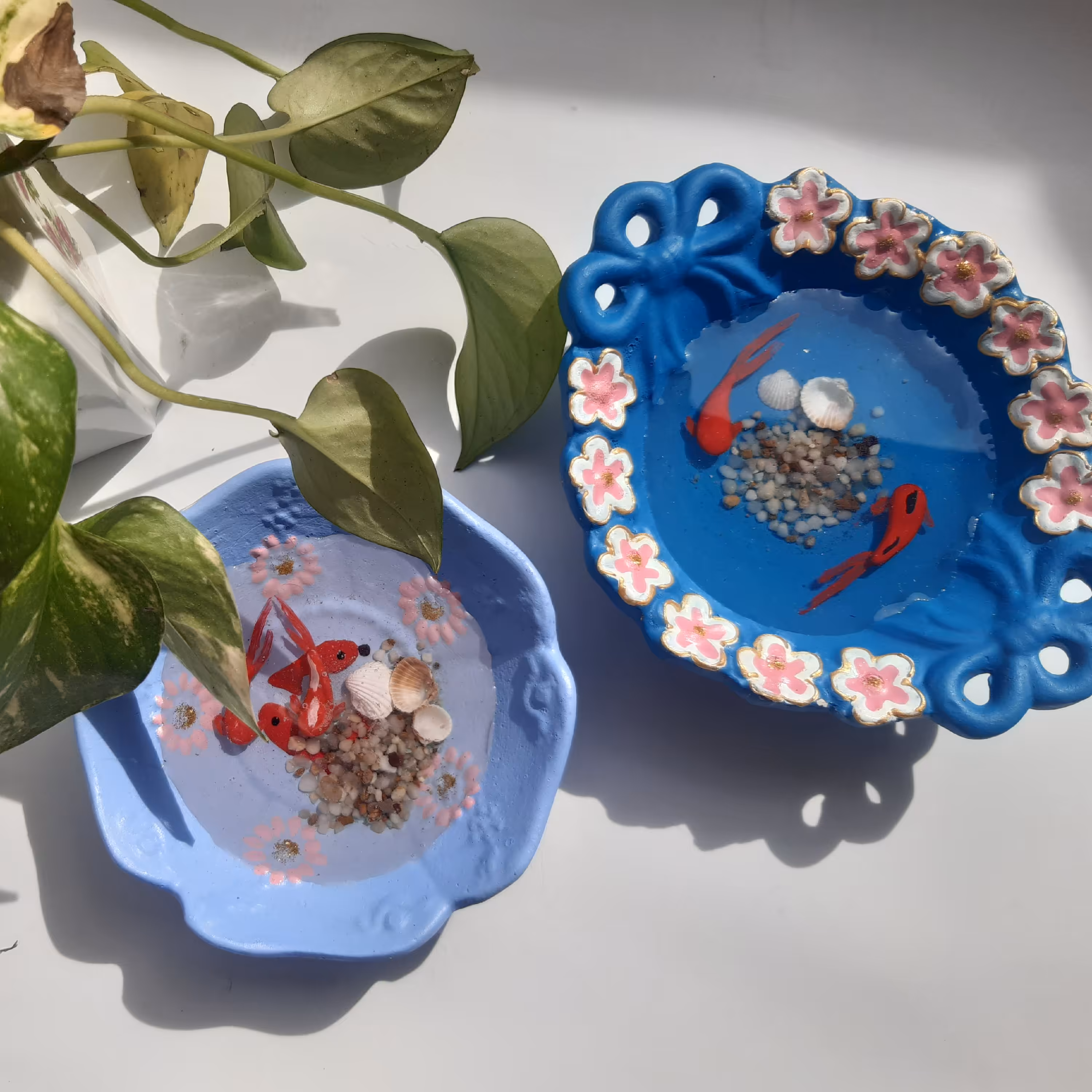 ماهی سه بعدی رزینی جاودان کارشده داخل ظرف سفالی