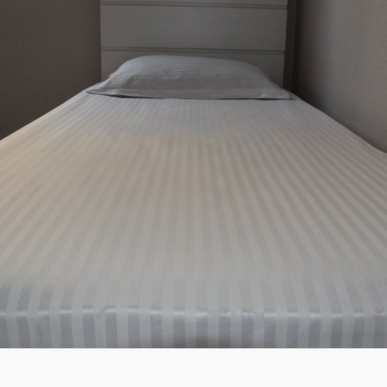 کاور خوشخواب یک نفره سفید پارچه هتلی (پارچه ساتن نیست) به همراه یک روبالشتی