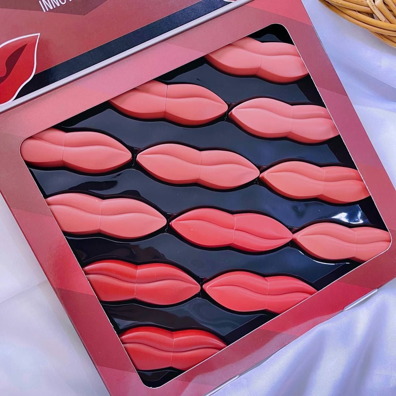 پک 12 عددی رژ جامد طرح لب رومانتیک