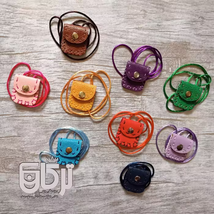 کیف دعا گردنی کوچولو رنگ ساده چرم صنعتی سایز 3 و نیم در 4 سانت همراه حرز کاغذی (آماده ندارم بعد از ثبت سفارش دوخته میشه)
