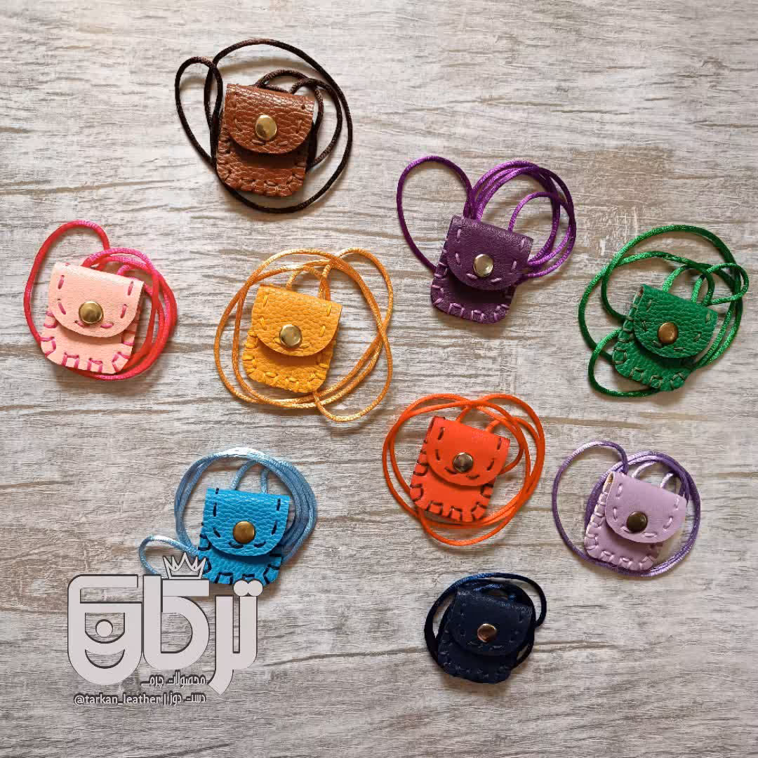 کیف دعا گردنی کوچولو رنگ ساده چرم صنعتی سایز 3 و نیم در 4 سانت همراه حرز کاغذی (آماده ندارم بعد از ثبت سفارش دوخته میشه)