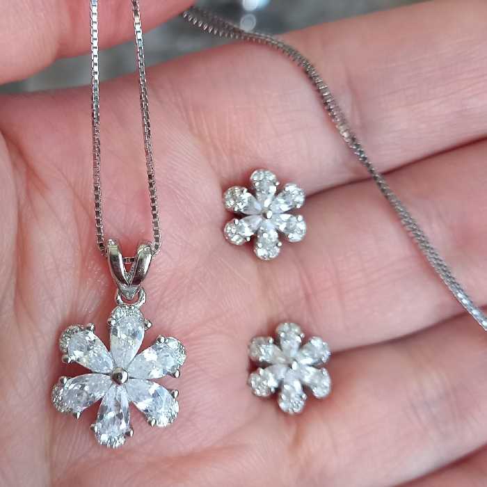 نیم ست نقره زنانه طرح گل ناز، گالری رویتال،  نقره عیار 925، آبکاری شده و بدون حساسیت، با نگین میکرو زیر کنیا