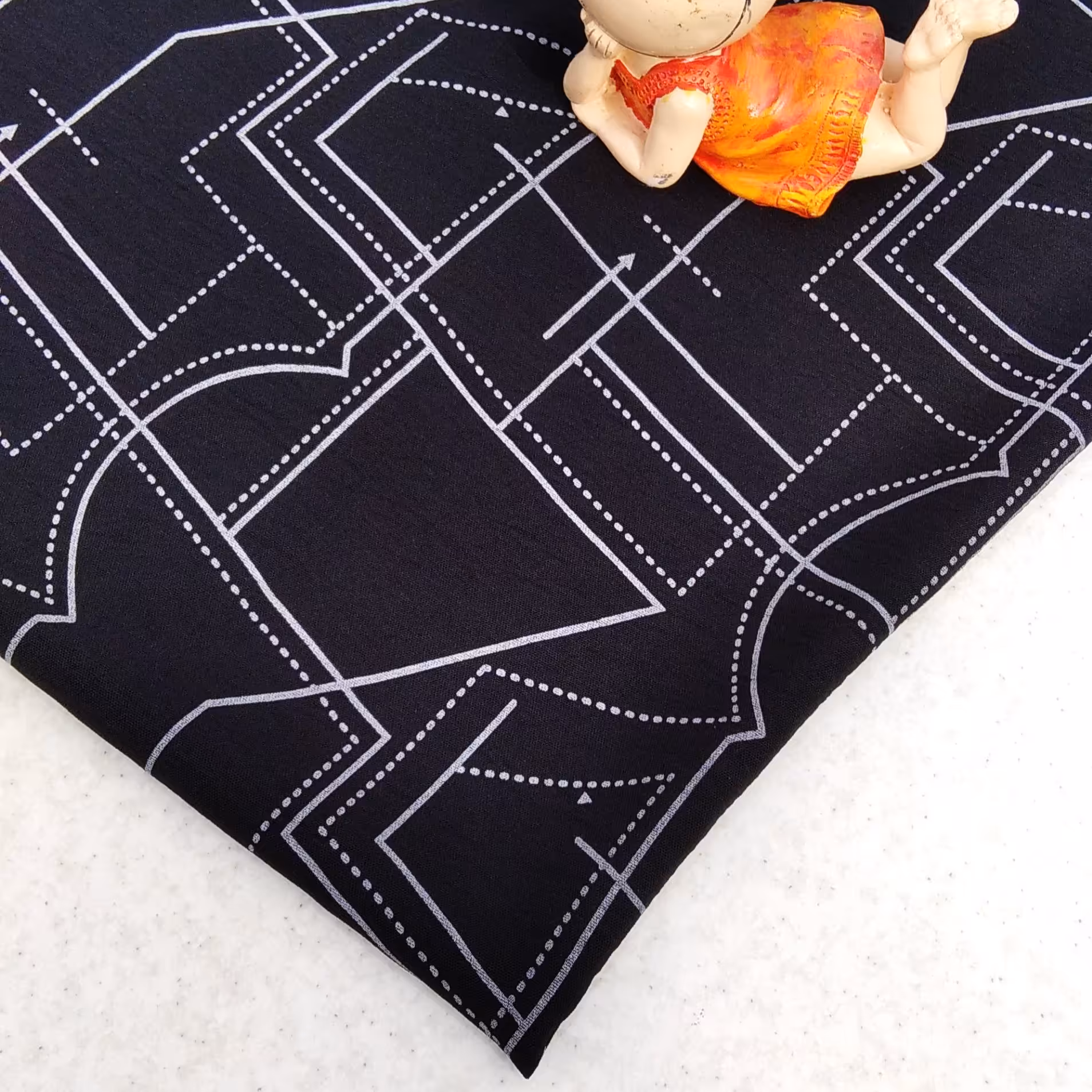 ابروبادی طرح سرامیکی گرم بالا و باکیفیت عرض 150کشسانی داره چروک نمیشه وآبرفت نداره بدنما نیست وآستری نمیخواد 