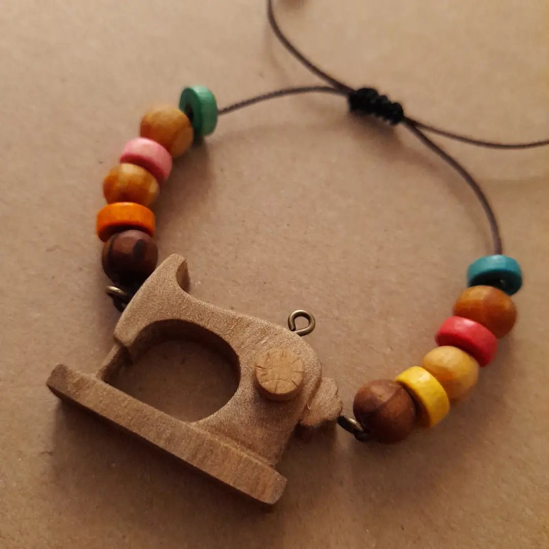 دستبند چوبی طرح چرخ خیاطی