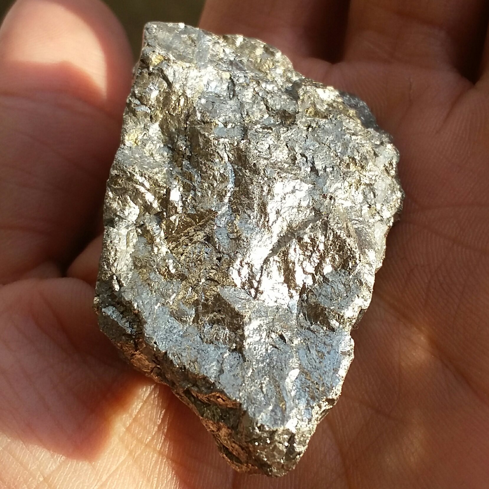 سنگ راف پیریت طلایی ملقب به سنگ طلا 100 در 100 طبیعی شاهکار خلقت
تماما پیریت بدون ناخالصی
بی نظیییییییییییر