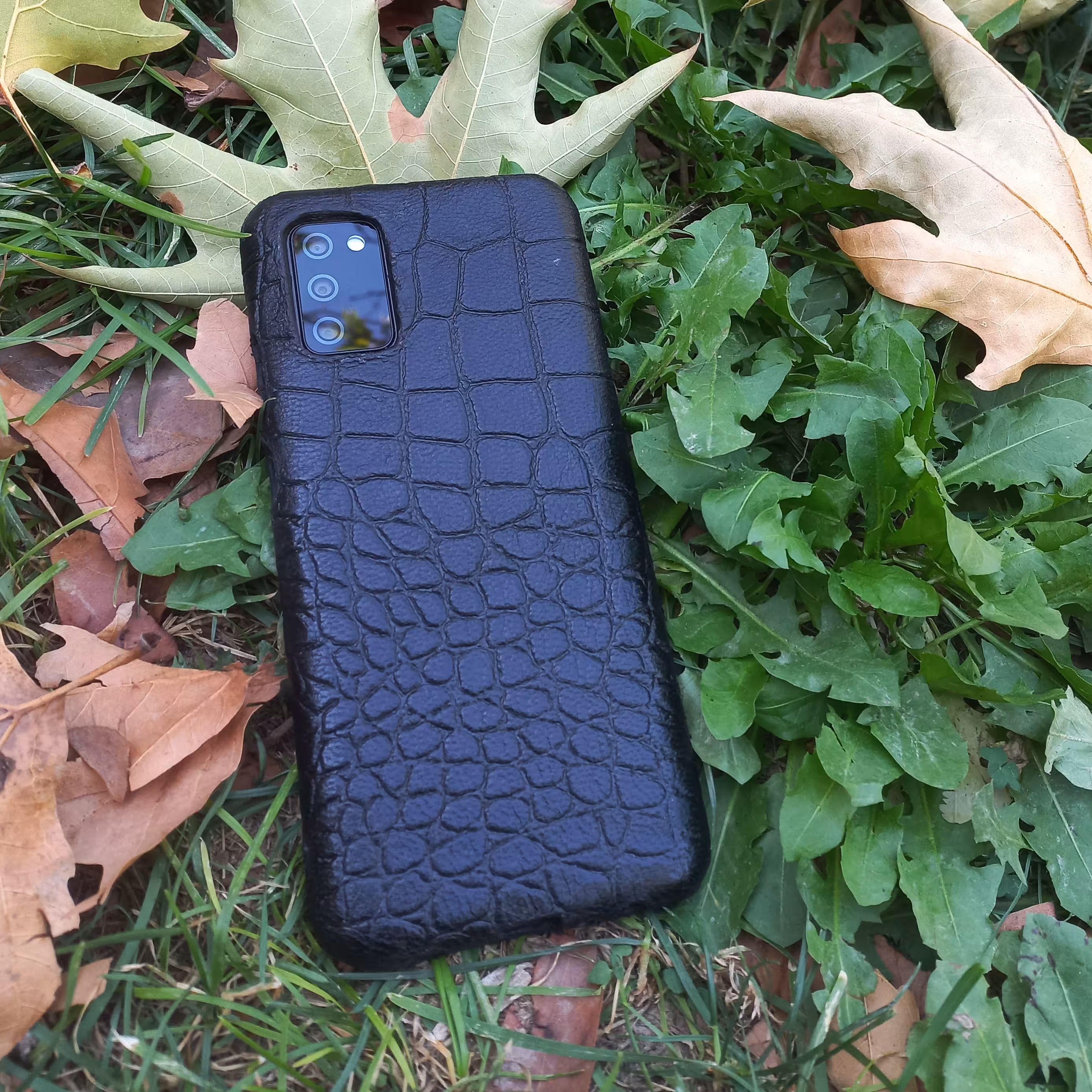 قاب  گوشی چرم طبیعی و دست ساز  تهیه شده از چرم درجه یک و با  رنگ و طرح دلخواه مشتری