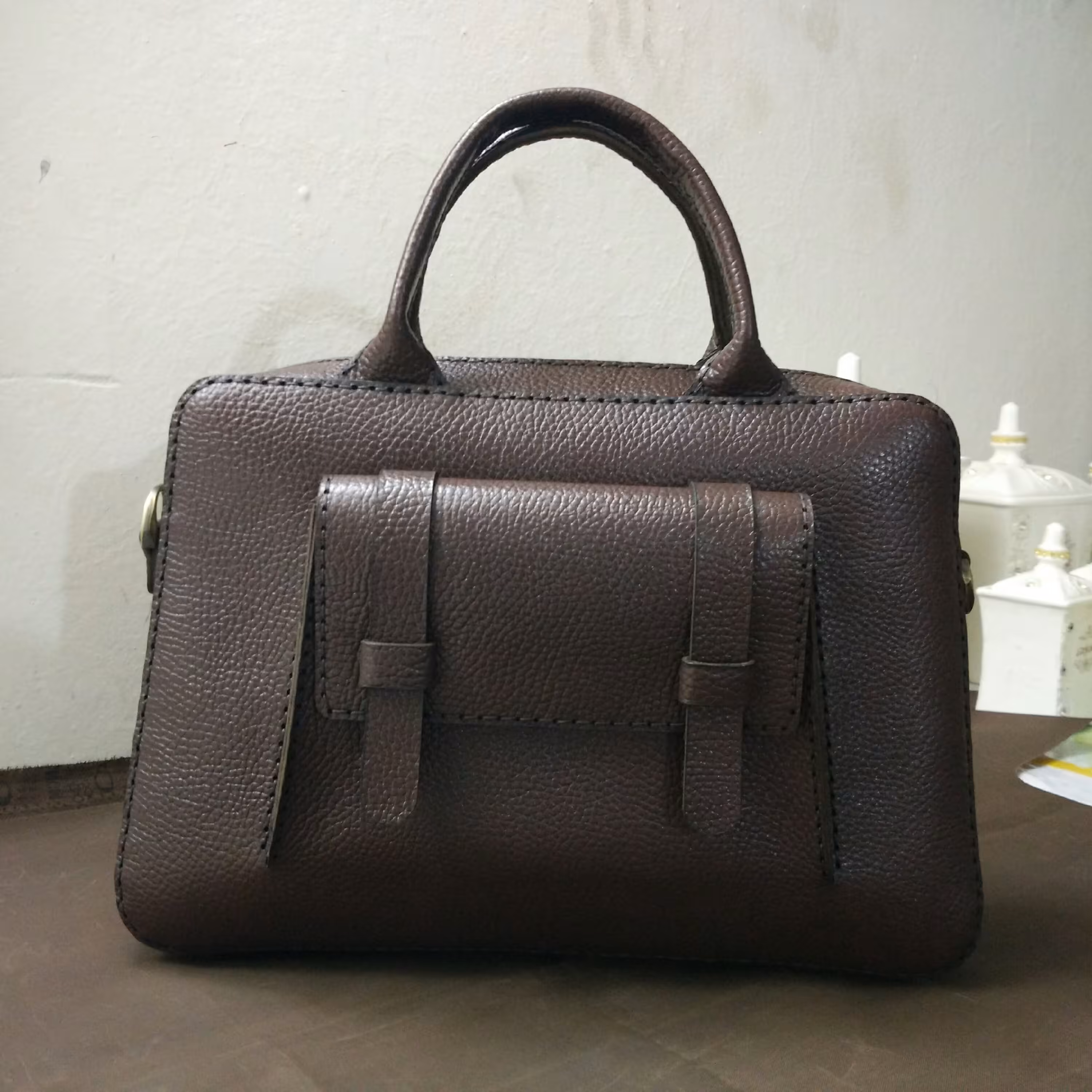 کیف چرمی مجلسی زنانه چرم گاوی دست دوز مدل i-100 برند ایزاکو 