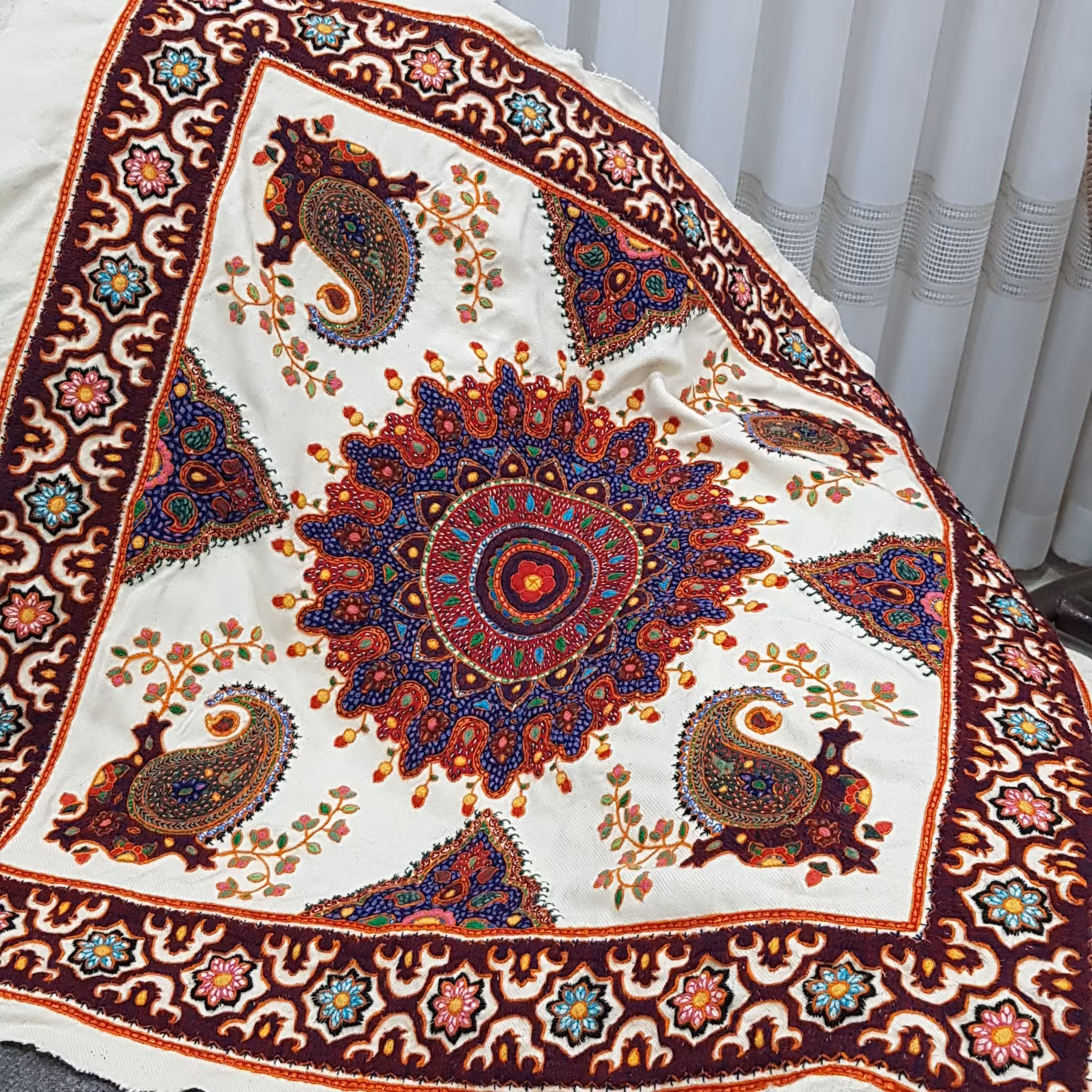 رومیزی پته دوزی  بدون آستر سایز هشتاد در هشتاد