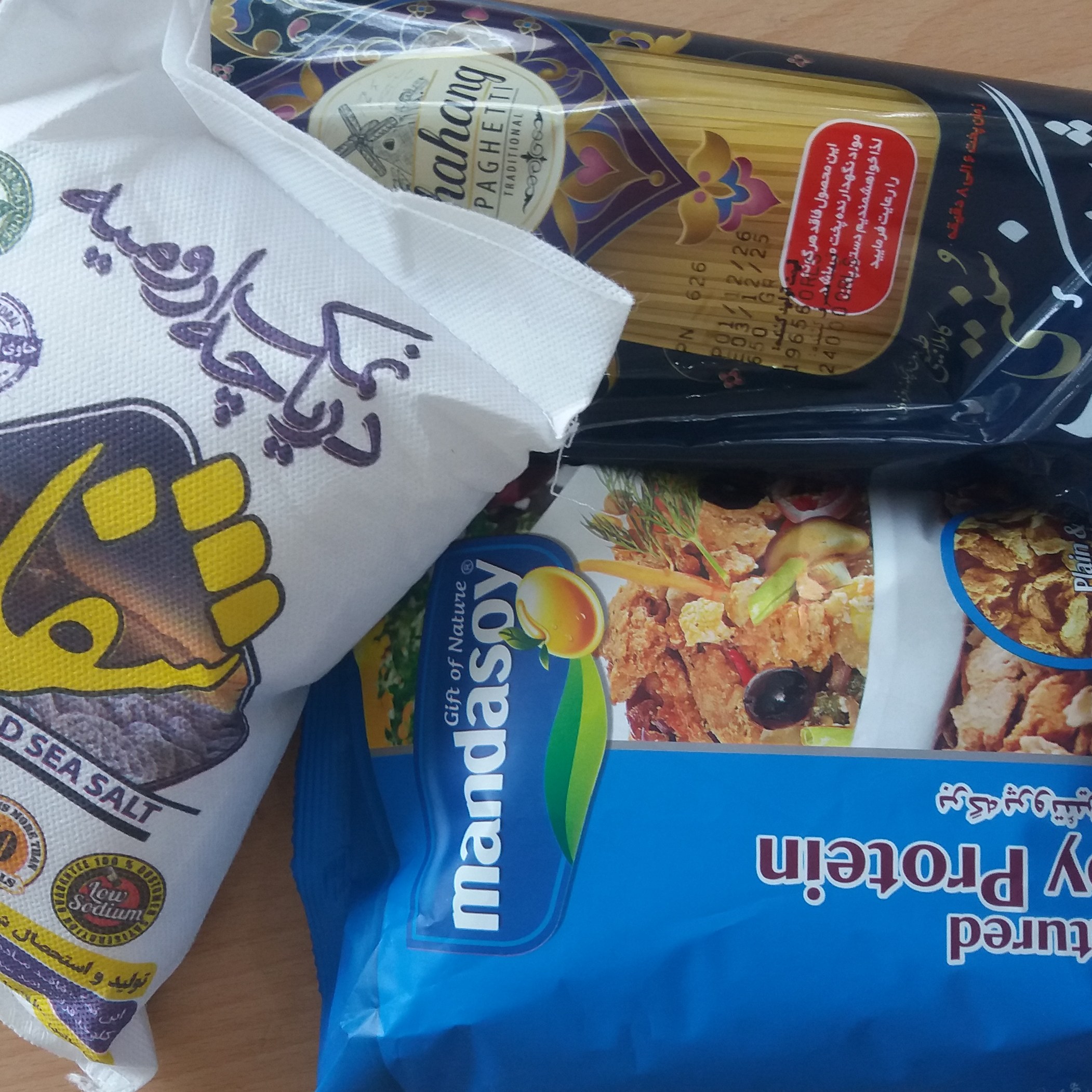 بسته غذای سالم و طبیعی شامل ماکارونی طبیعی نمک دریا سویای غیرتراریخته