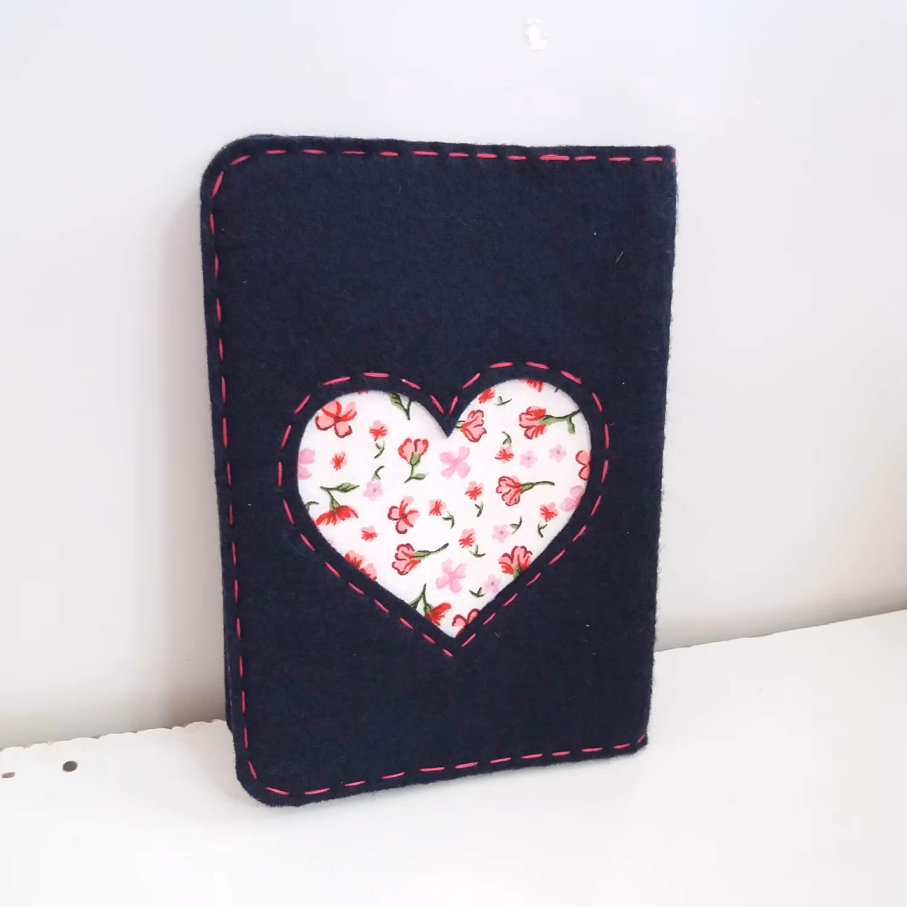 دفترچه دست دوز مدل قلب گلگلی زمینه سرمه ای با پارچه گلگلی صورتی