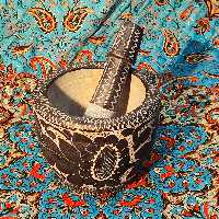 هاون سنگی دسته دار حکاکی قلم زنی شده طرح صنم