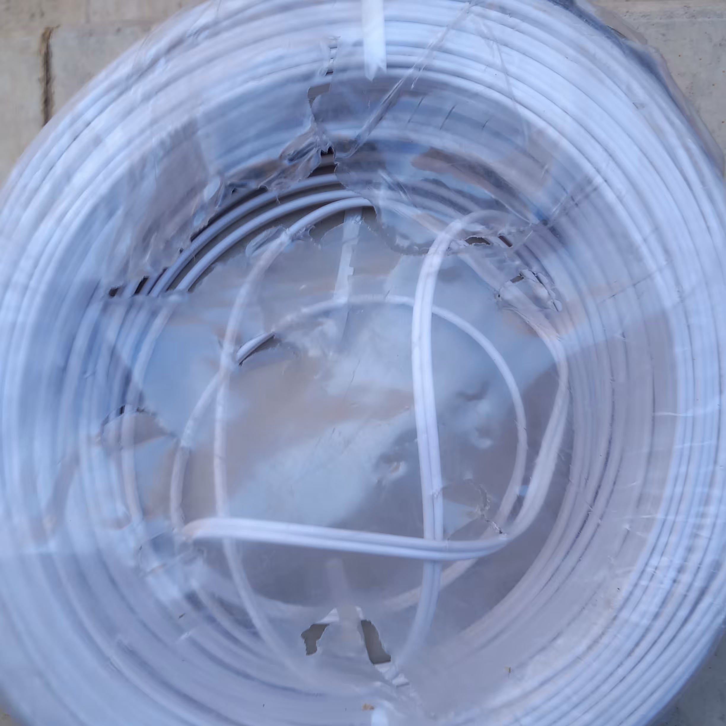 سیم سفید جهت  سیم کشی ساختمان و استفاده برای روشنایی  میباشد 