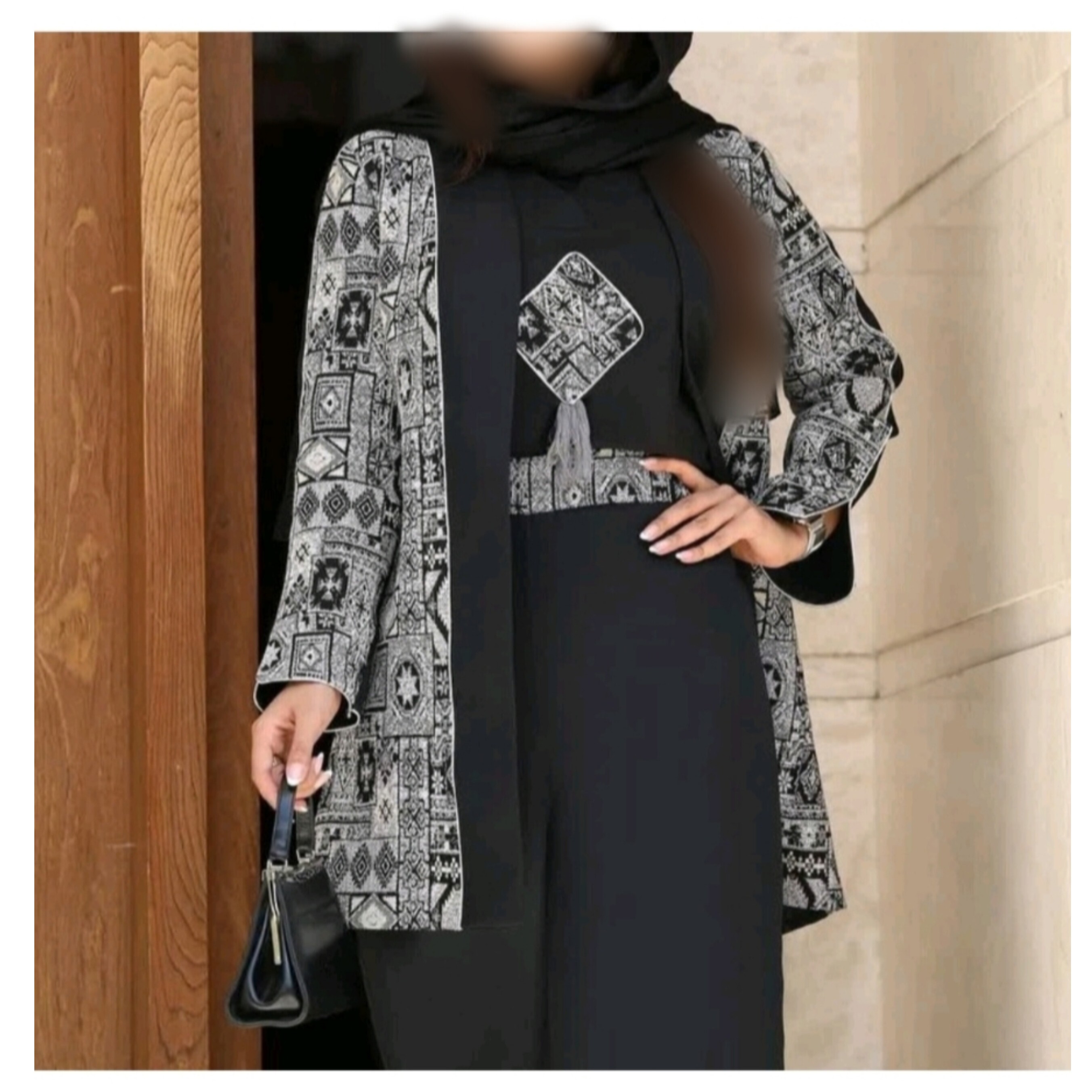 ویژه محرم مشکی ست سه تیکه مغزی دوزی مانتو شلوار و تاپ جنس پرشیا گرم بالا و تاپ تترون فری سه سایزی ارسال رایگان