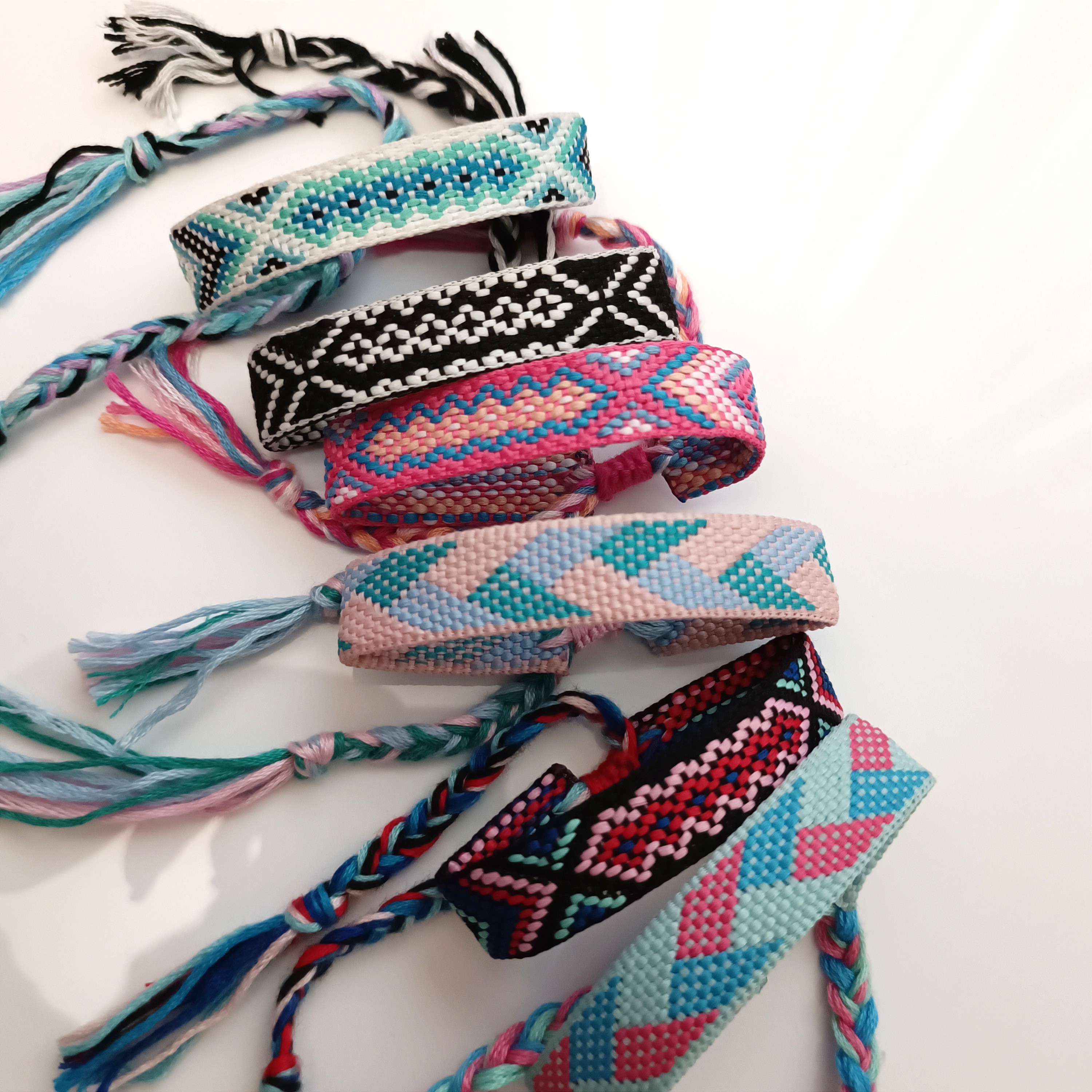 دستبند بندی نخی وارداتی با انواع رنگبندی بسیار با کیفیت و خاص