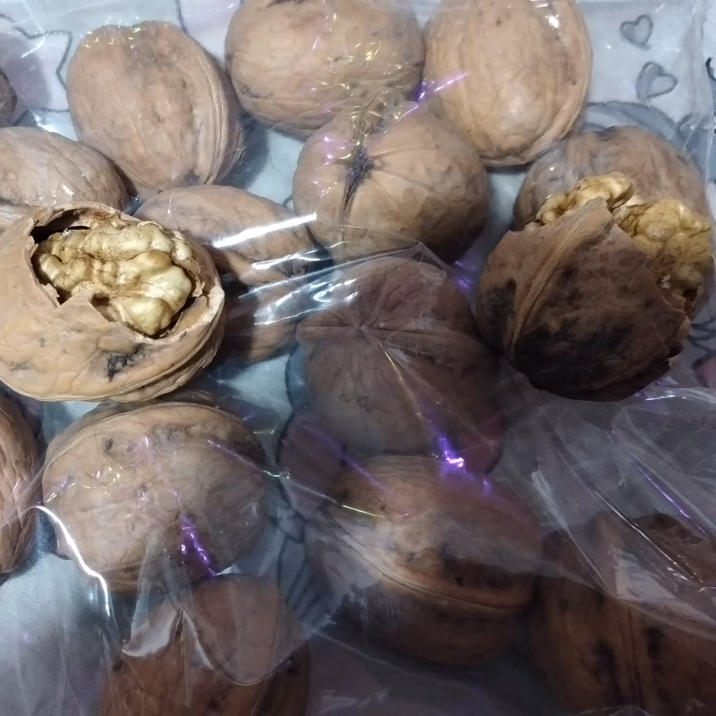 گردوی اعلا با کیفیت ممتاز و  درشت  معمولی با بسته ی 2کیلویی هر کیلو420هزار تومان که مجموع قیمت بسته 420هزار تومان میشه 