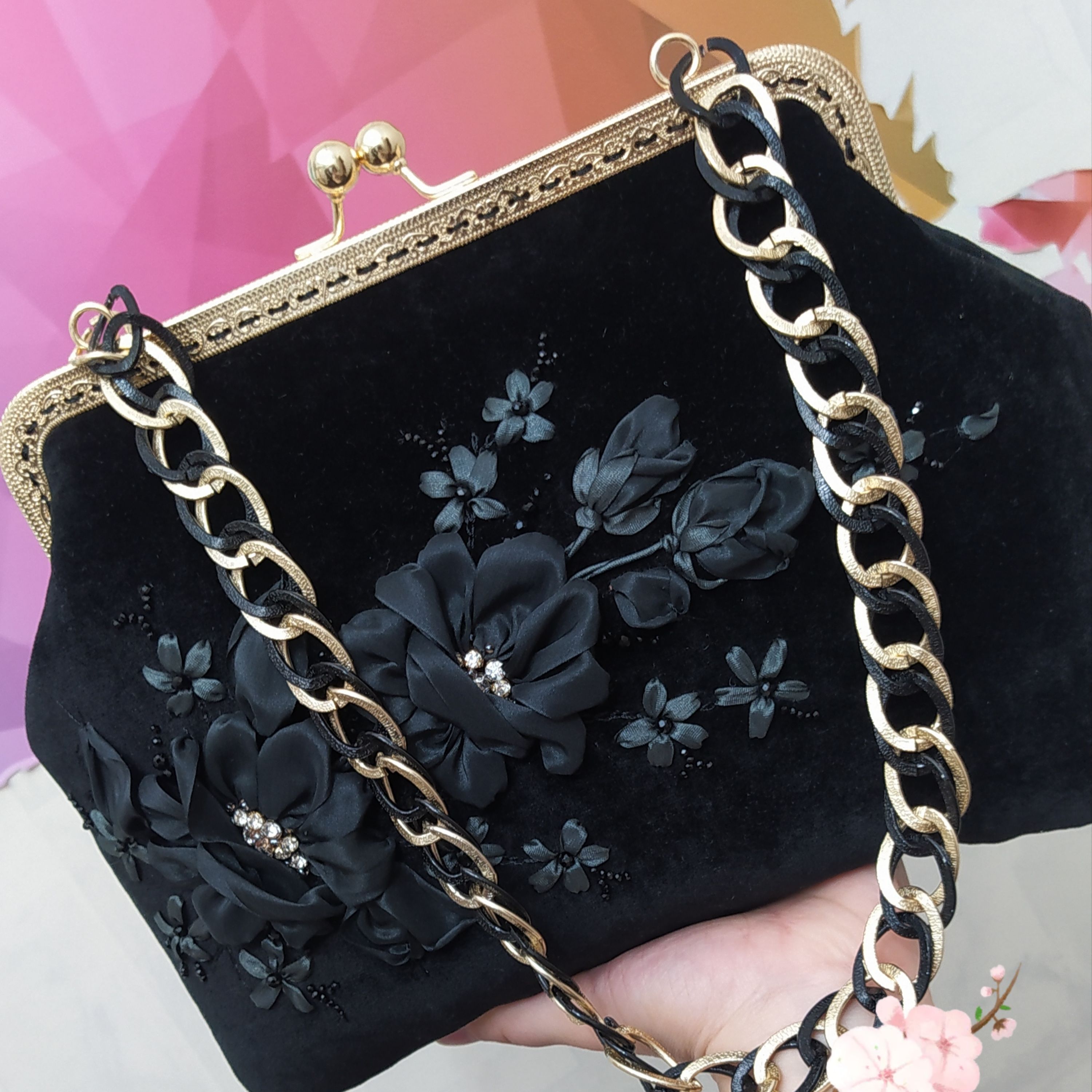 کیف مشکی  زنانه مجلسی مخمل دهانه فلزی روباندوزی شده با روبان مجستیک ترک