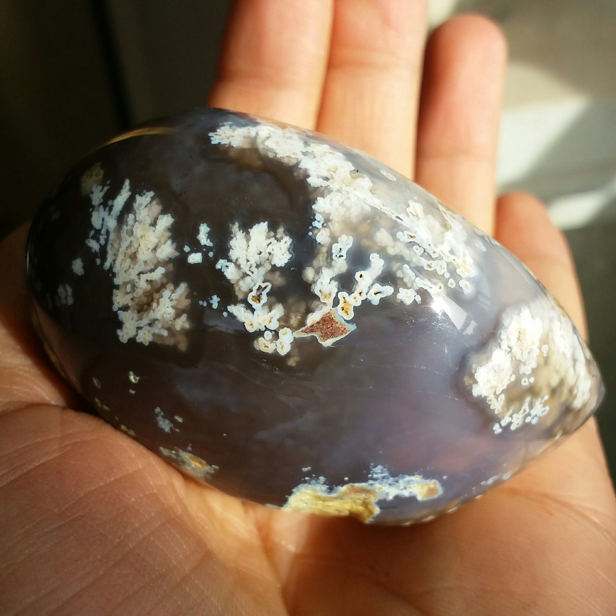 سنگ راف فوق کلکسیونی پولیش خورده شجر شکوفه زمینه سوسنی فوق العاده زیبا و بسیار واضح و تکرار نشدنی شاهکار خلقت محشششر
