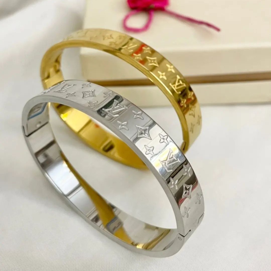 دستبند پهن استیل زنانه دخترانه طرح لویی ویتون دونه ای 240 هزار تومان