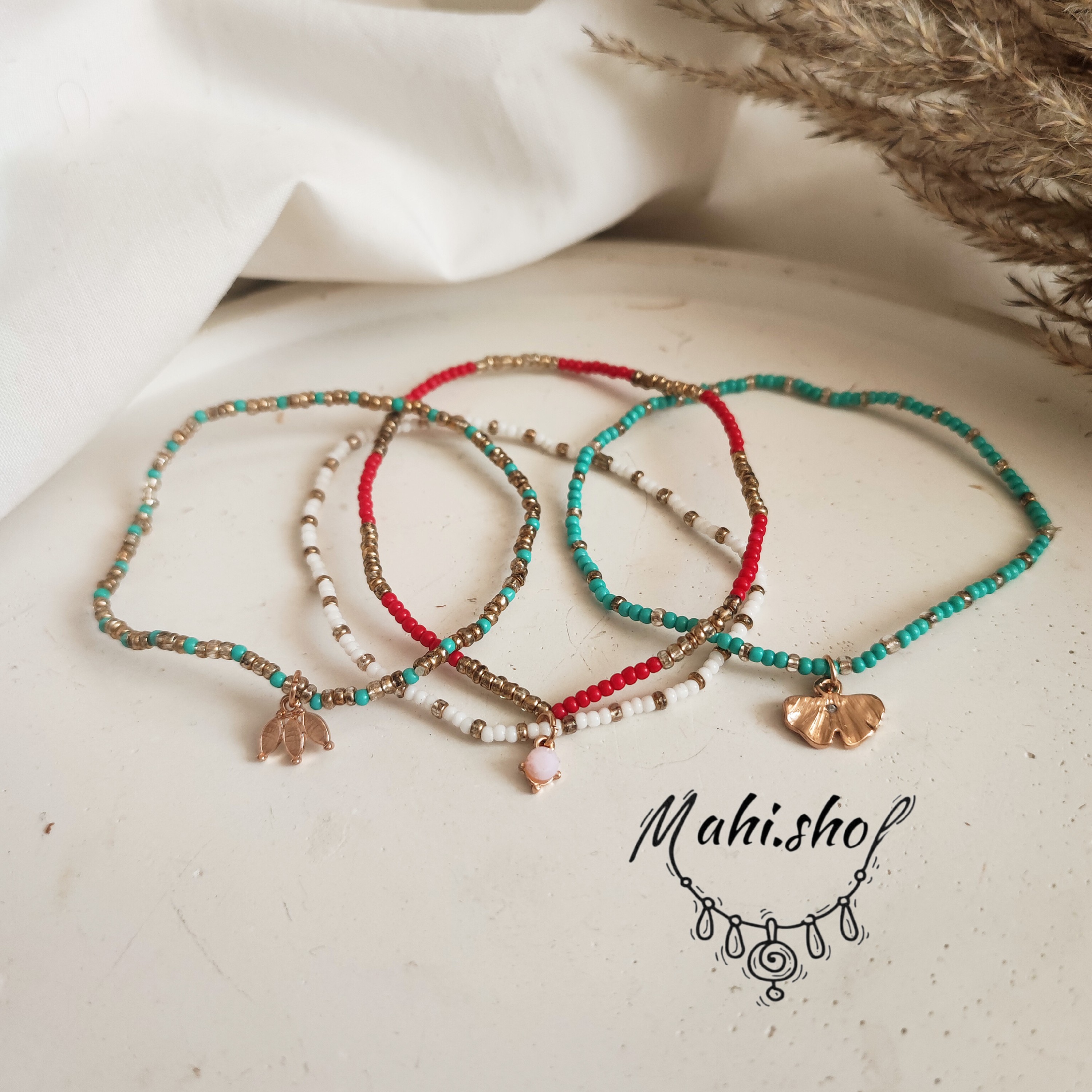 پک دستبند چهار تایی منجوقی آویز دار رنگی رنگی
سبز و قرمز و سفید ترکیب رنگ پرچم ایران