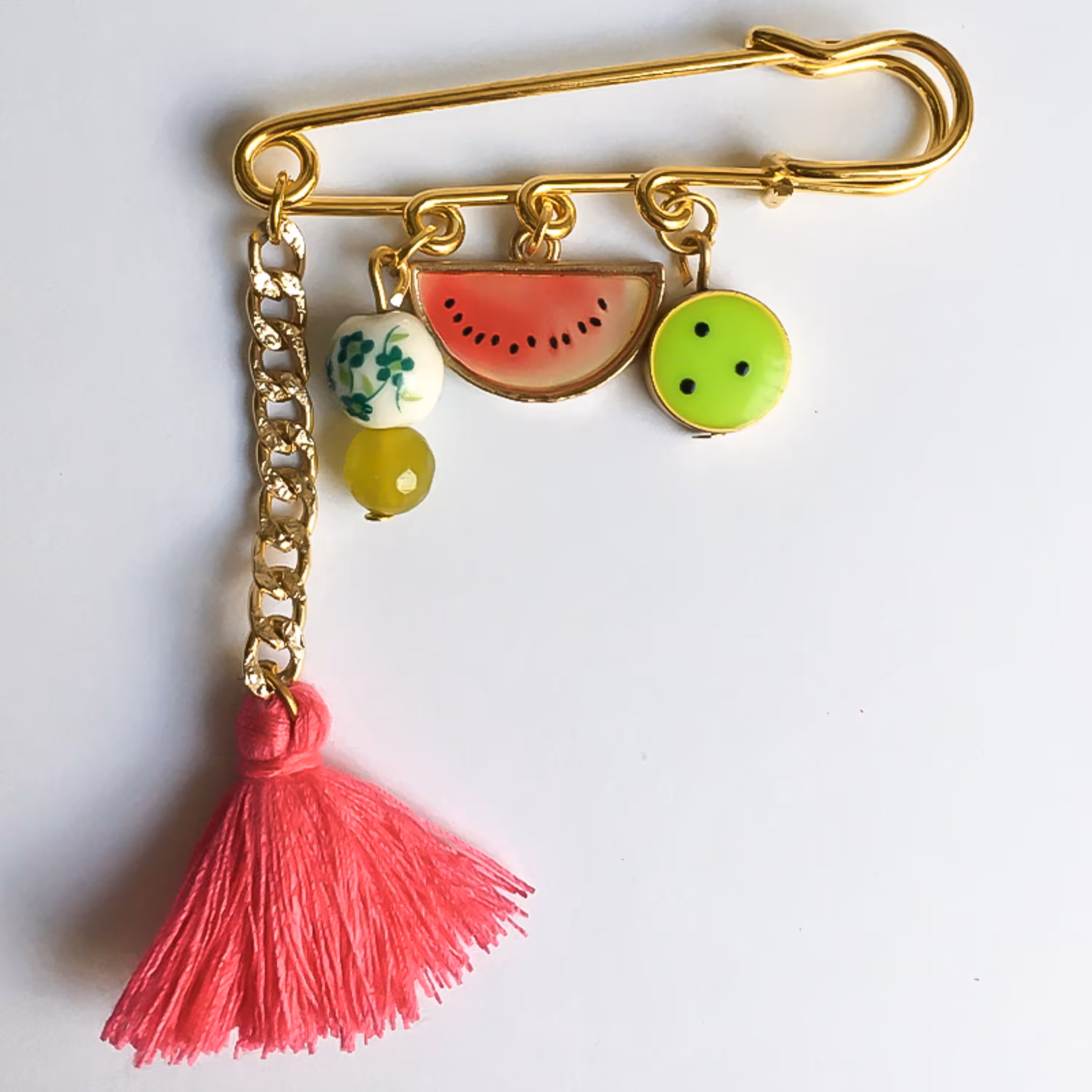 گل سینه زنانه مدل تابستون مخلوق عقیق الیافت نخی آویز های میوهاز جنس فیمو