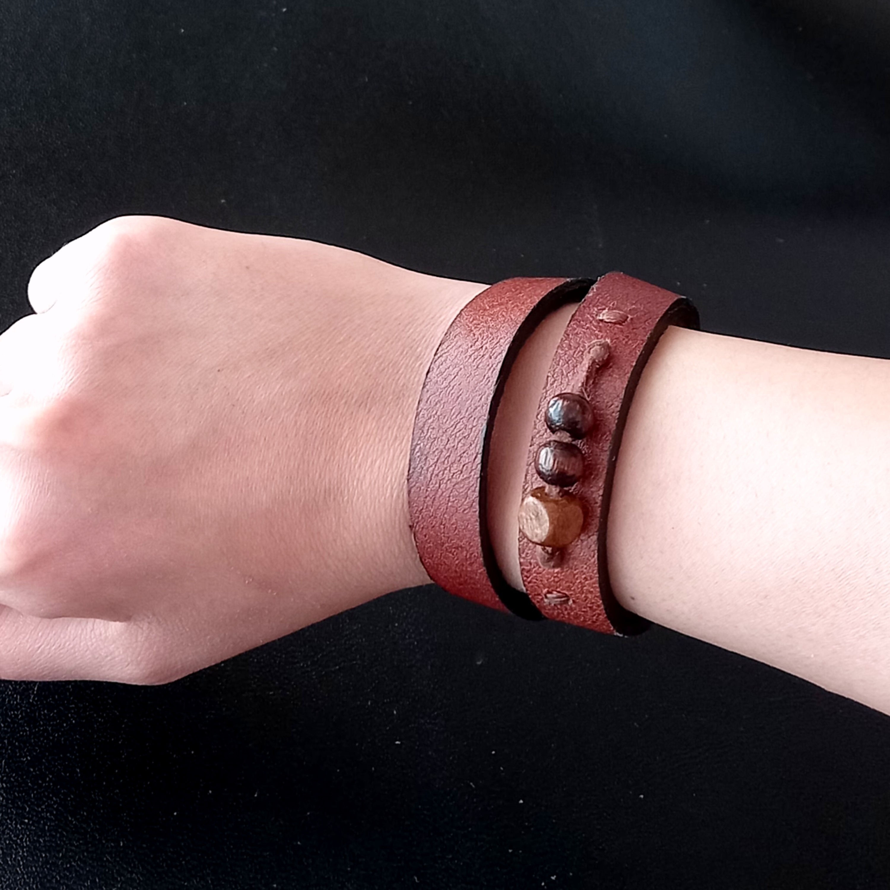 دستبند چرمی دو دور مهره دار قهوه ای طرح دو