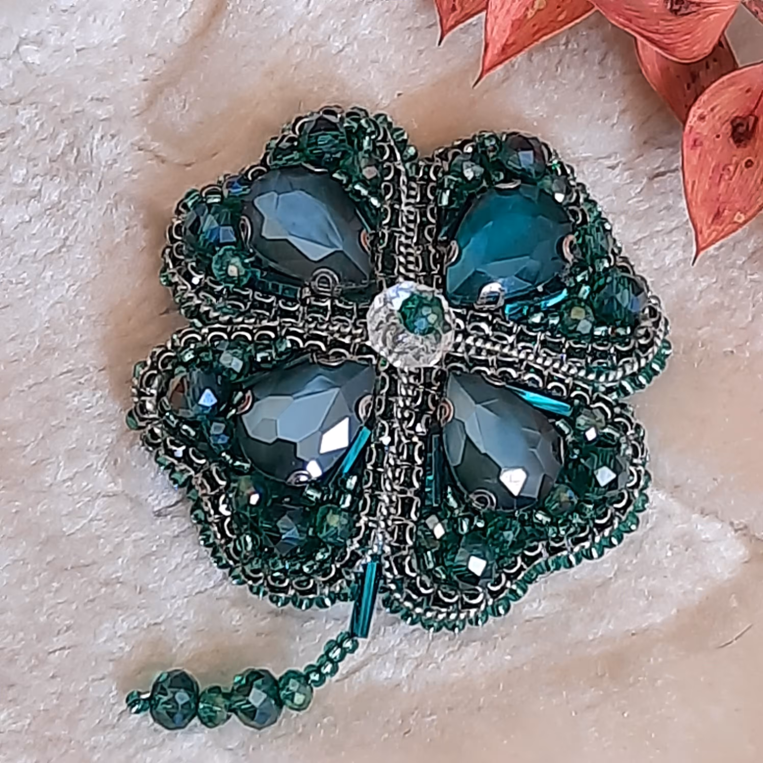 گلسینه جواهردوزی شده طرح گل شبدر دستدوز کد3