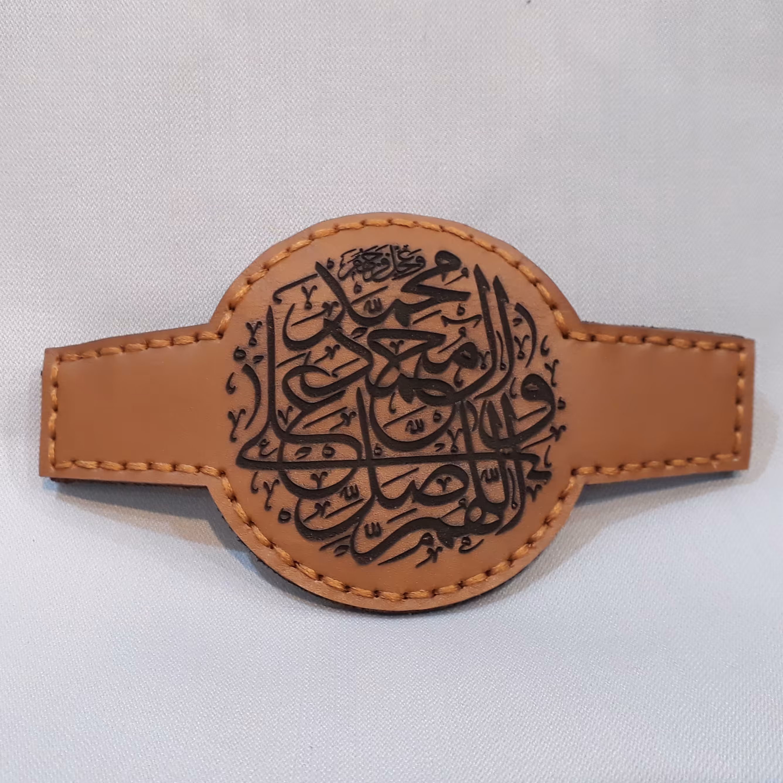 بازوبند چرم طبیعی (گاوی) ذکر صلوات همراه با حرز صغیر امام جواد (ع)