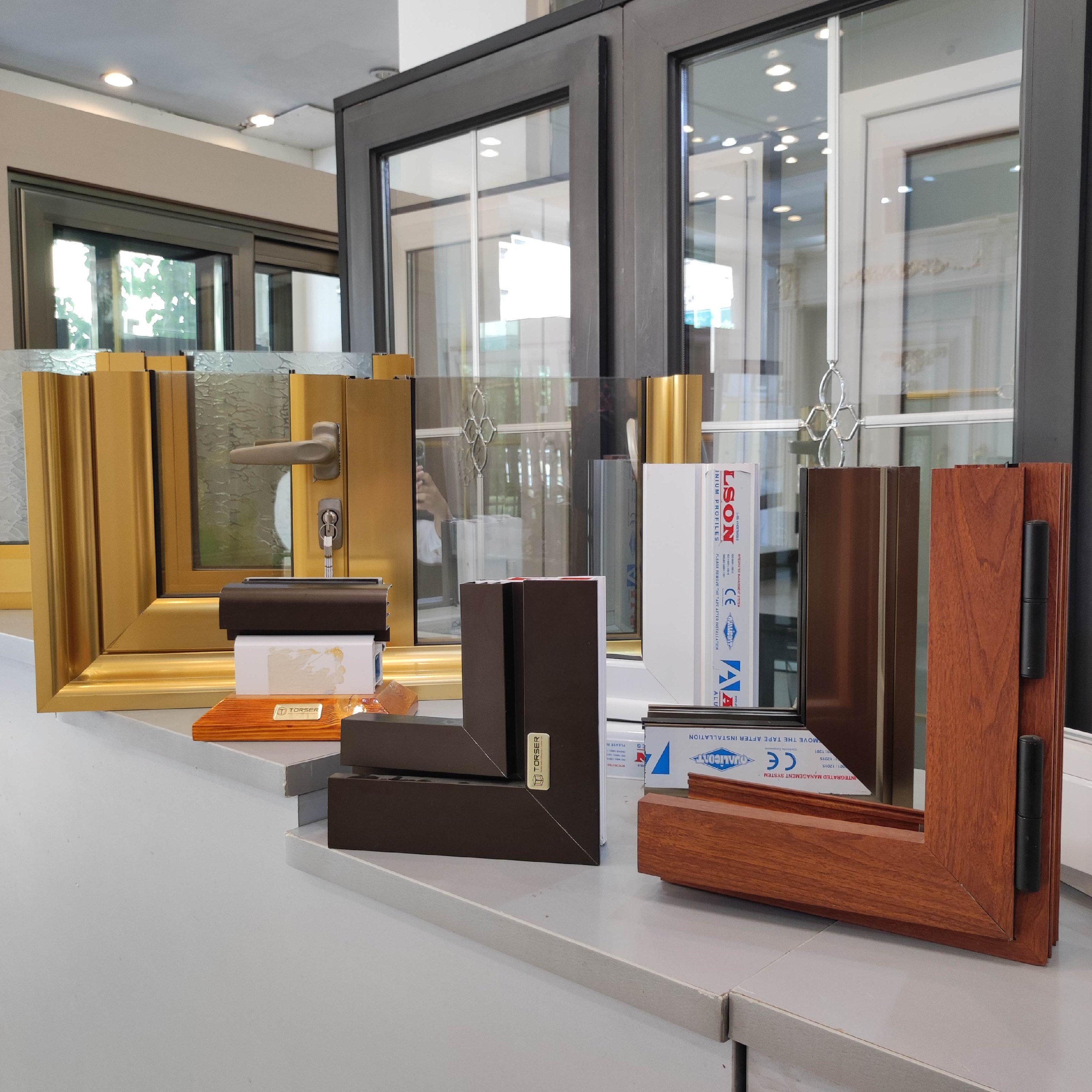 تولید کننده پنجره های آلومینیومی نرمال و ترمال تک حالته و دوحالته 