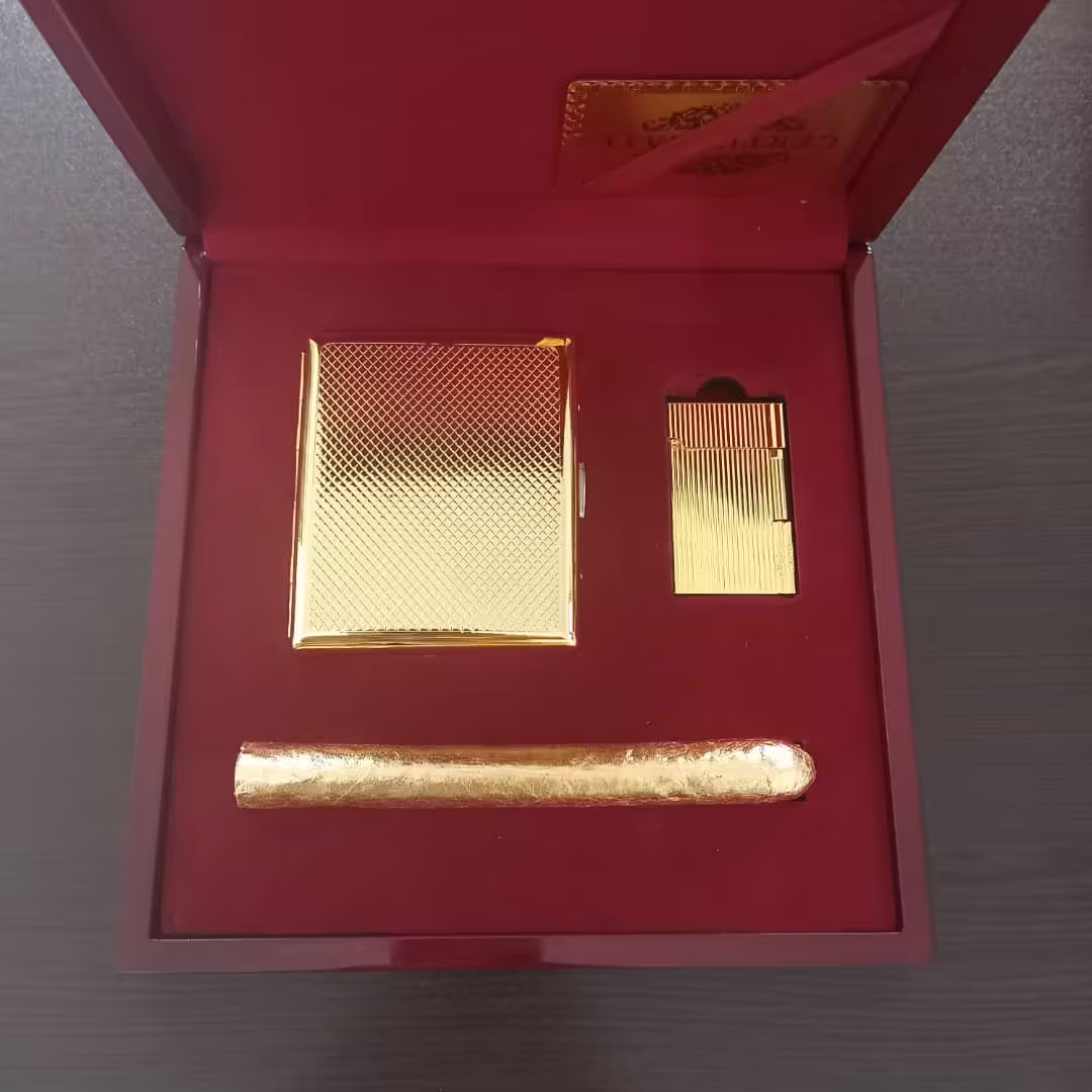 ست فندک و باکس اسموک روکش طلا همراه با جعبه و شناسنامه اصالت کالا با حک اسم 