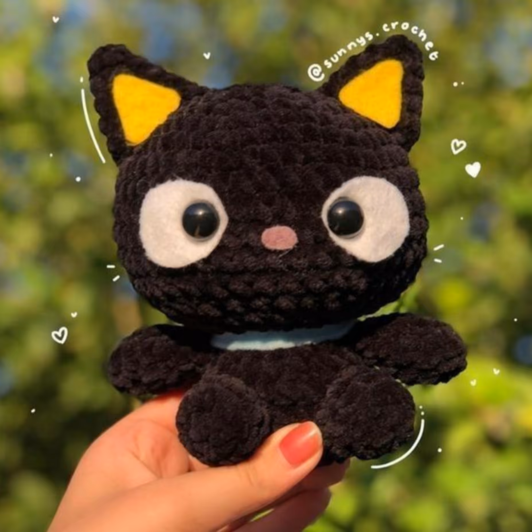 عروسک گربه سیاه کیوت بافتنی با کاموای مخمل و قد حدودی یازده سانتی متر