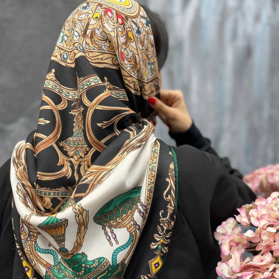 روسری نخ کشمیر رنگ مشکی طلایی طرح سلطنتی دور دست دوز ارسال رایگان
