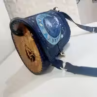 کیف دوشی چرم حکاکی و چوب طبیعی بادام 