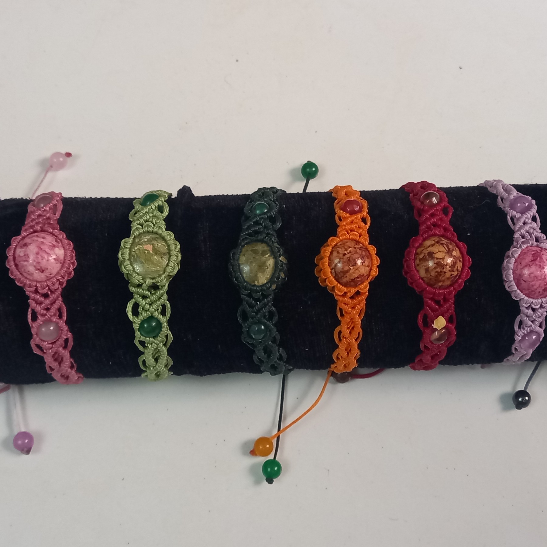 دستبند مکرمه با سنگ