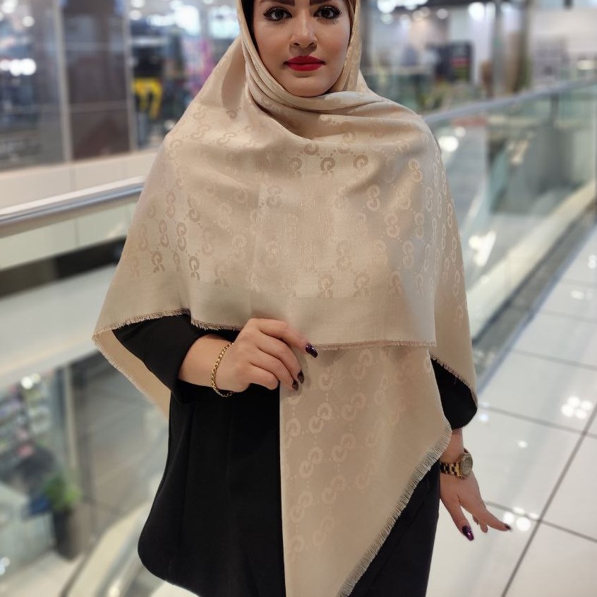 روسری نخ ابریشم ژاکارد دو رو لمه دار
تک رنگ مجلسی