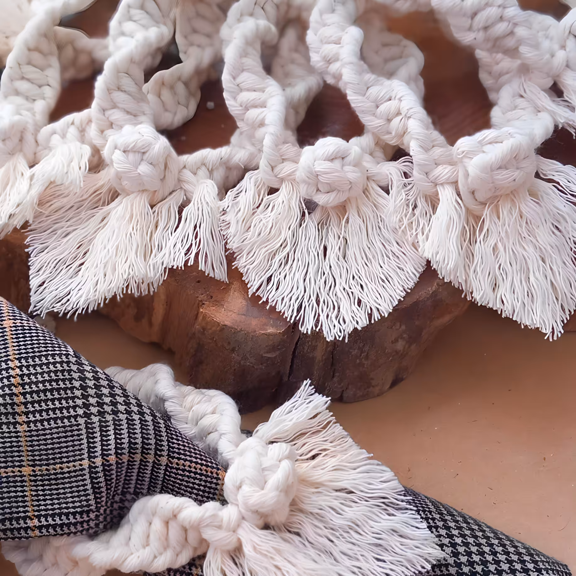 حلقه دستمال سفره ی مکرومه یه کار شیک و خاص پسند برای جلوه دادن به میز های پذیراییتون 