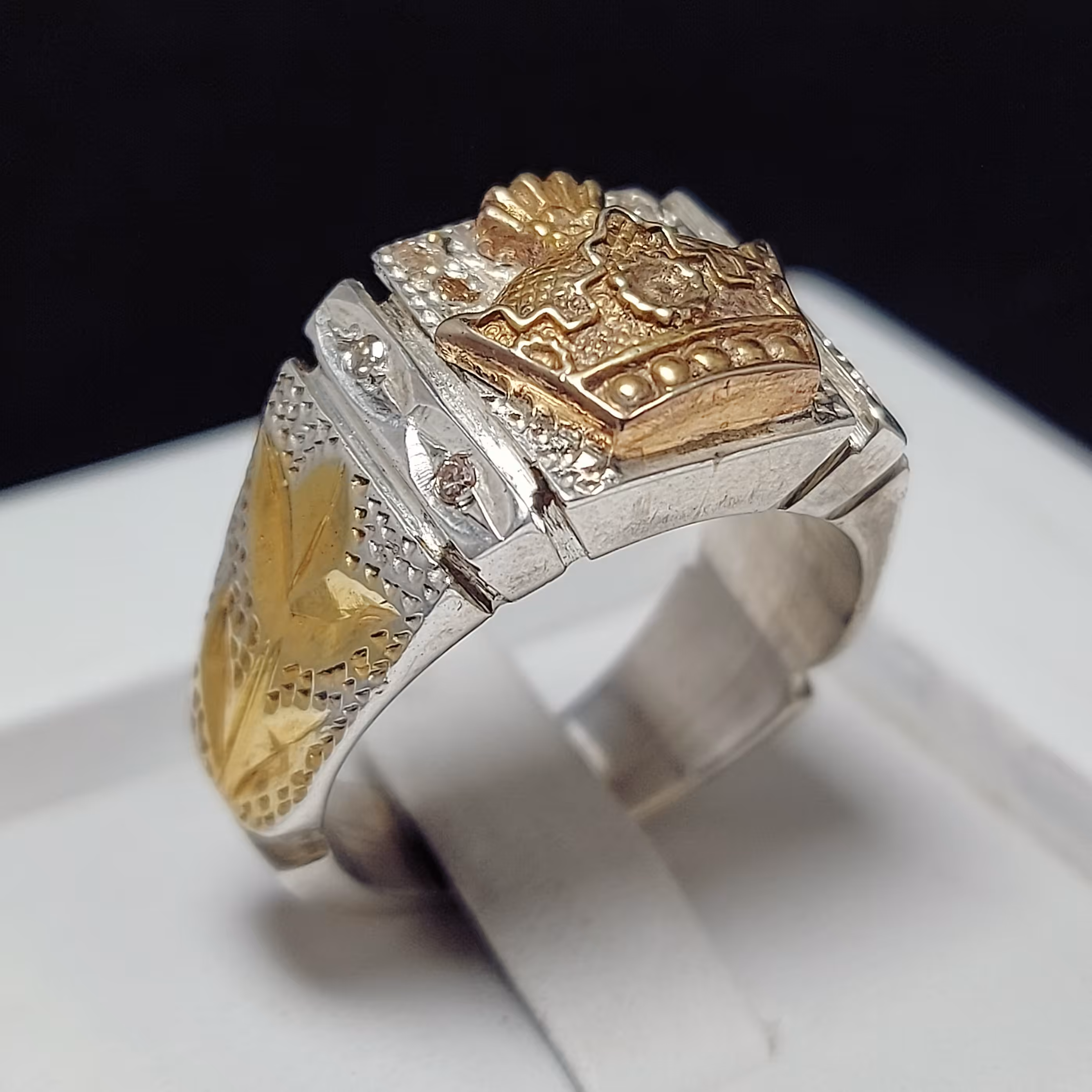 انگشتر نقره خاص و شیک دستساز  مردانه طرح تاج آبکاری شده طلایی آیینه کاری شده دستی  مخراج 10 عدد الماس معدنی 
