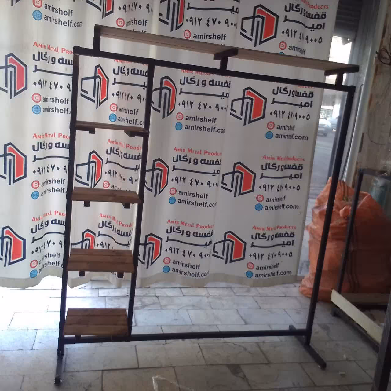 رگال شلف ترکیب چوب فلز . کرایه بار به عهده مشتری( ارسال با پست تیپاکس پس کرایه می باشد ) می باشد . 