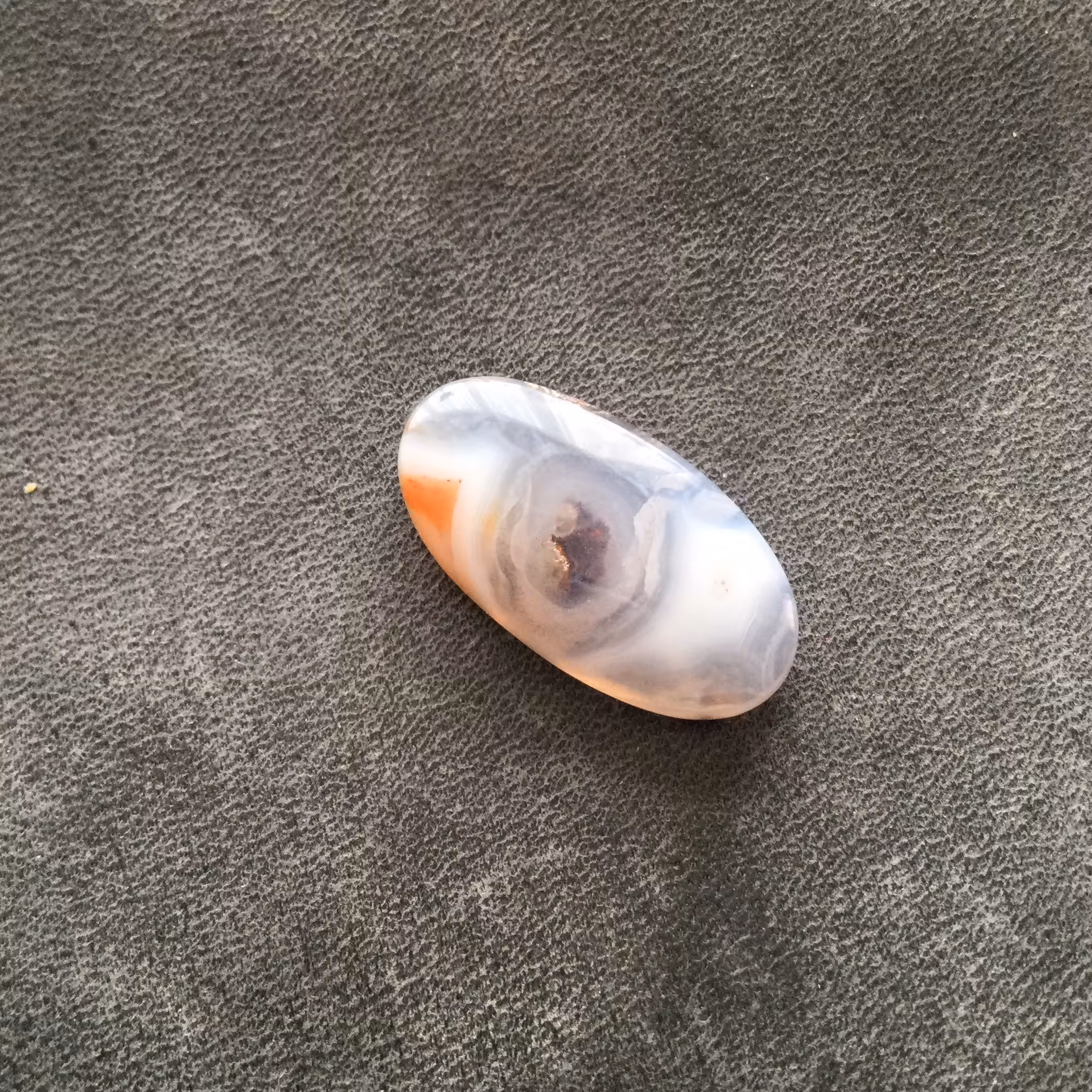 عقیق سفید سلیمانی ناب (تراش بیضی)