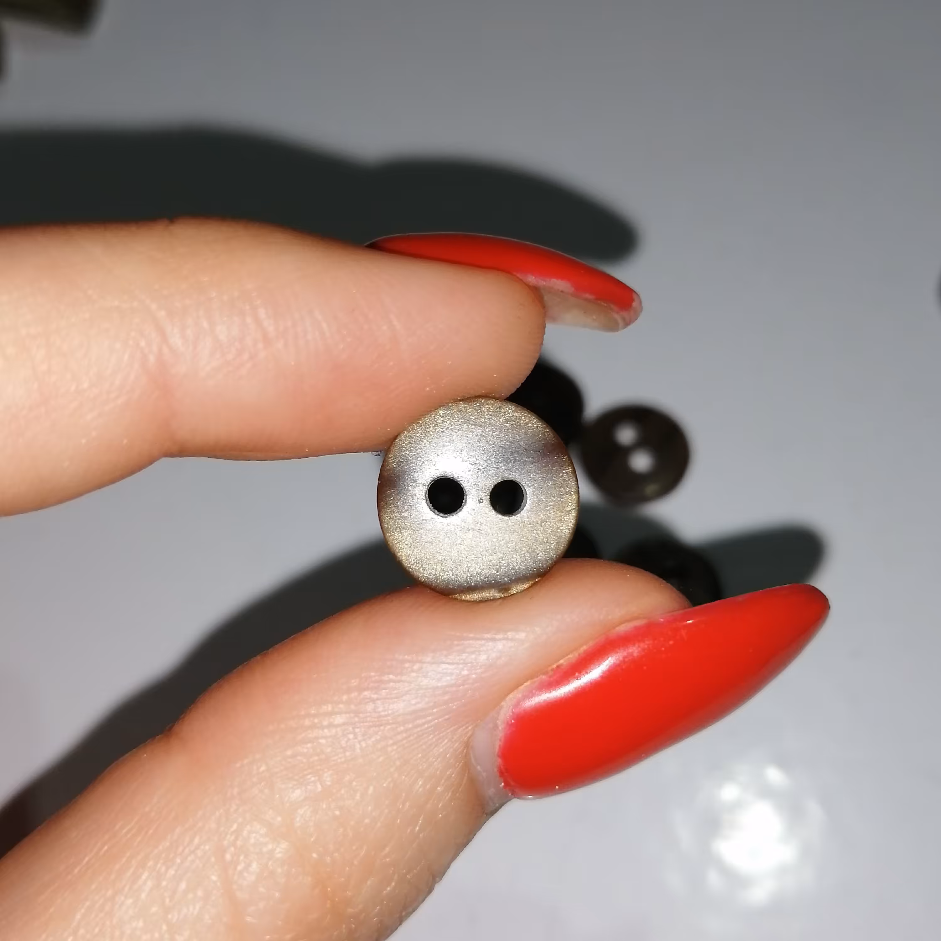 دکمه لباس دایره کوچک قهوه ای بسته 9 عددی 