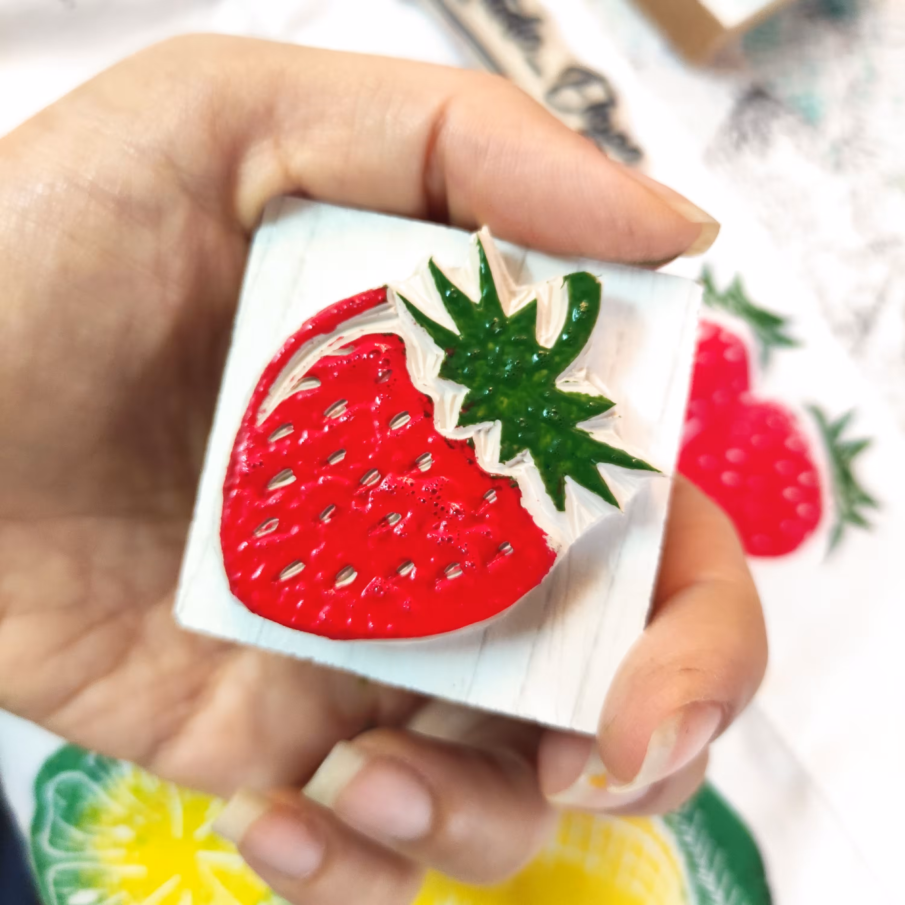 مهر دستساز  توت فرنگی  تکی 1(عکس دوم چاپ روی پارچه)