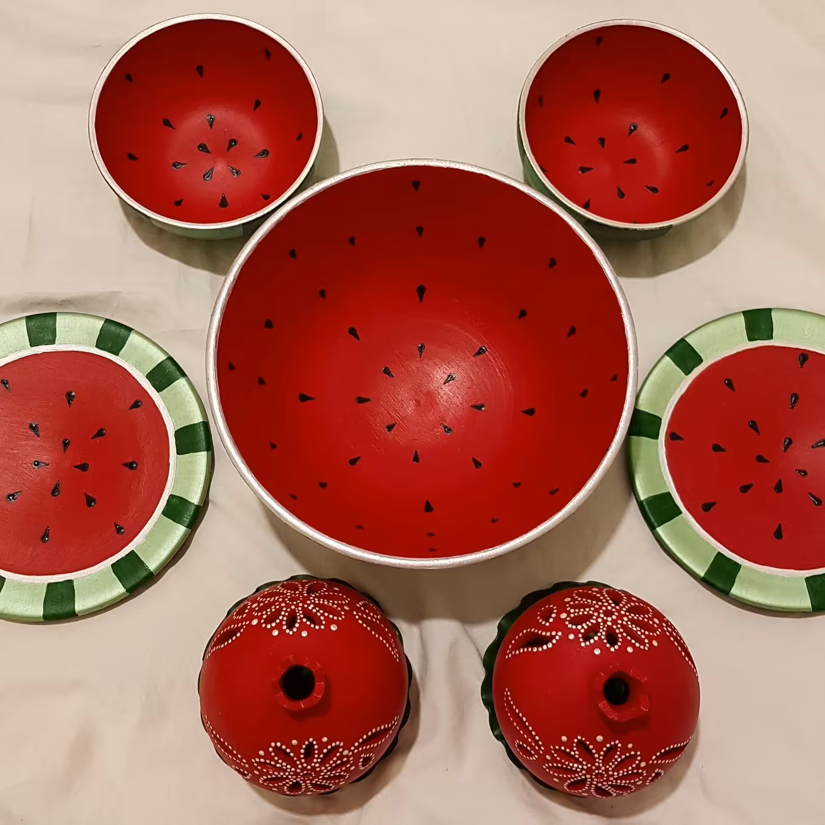 ظروف سفالی شب یلدا  . شامل یک کاسه بزرگ . دو عدد کاسه متوسط . دو عدد بشقاب . دو عدد انار مشبک بزرگ با زیره . قابل شستشو