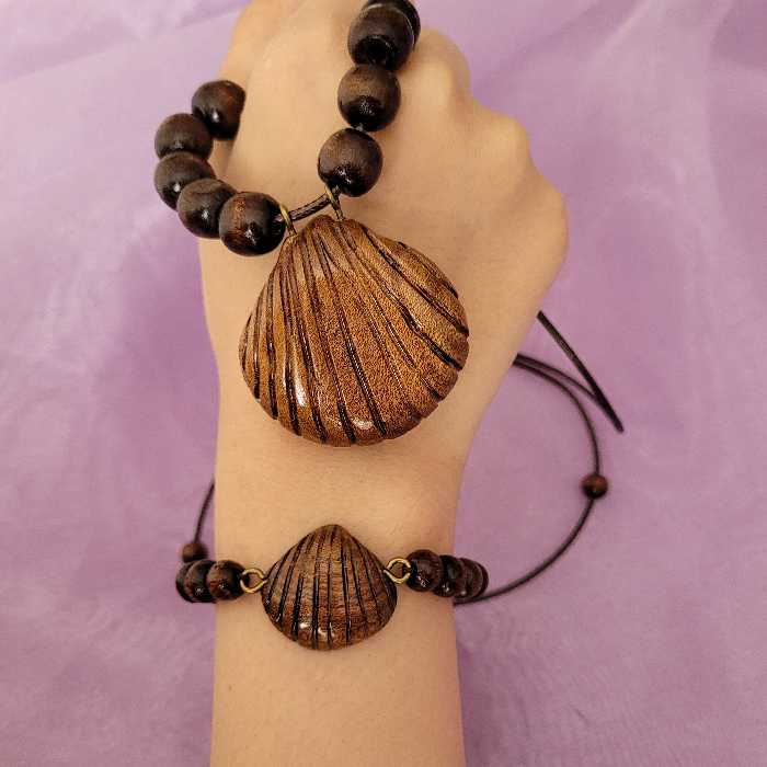 ست گردنبند و دستبند طرح صدف چوبی دستساز چوبی گالری با قابلت باز شدن در صدف  