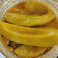 ترشی انبه تهیه شده از انبه تازه ودرجه یک میناب استفاده از بهترین وانبه و مرغوبترین ادویه جات 