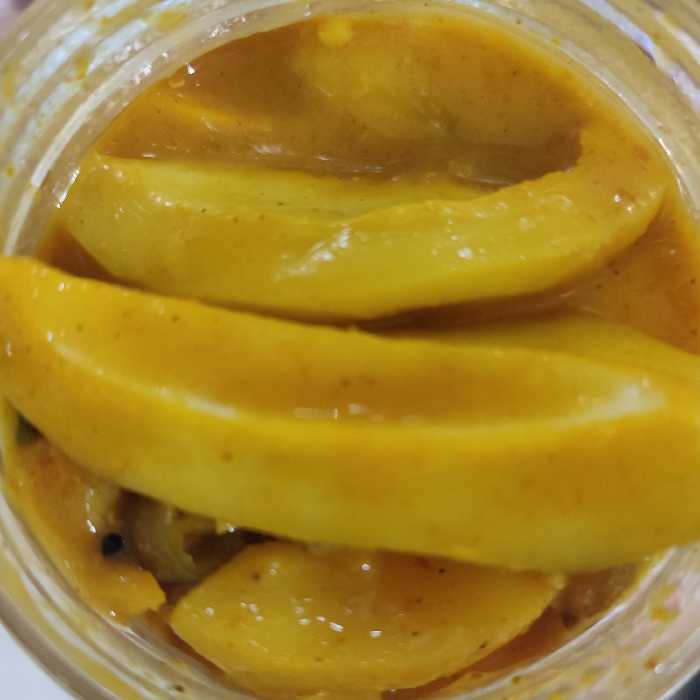 ترشی انبه تهیه شده از انبه تازه ودرجه یک میناب استفاده از بهترین وانبه و مرغوبترین ادویه جات 