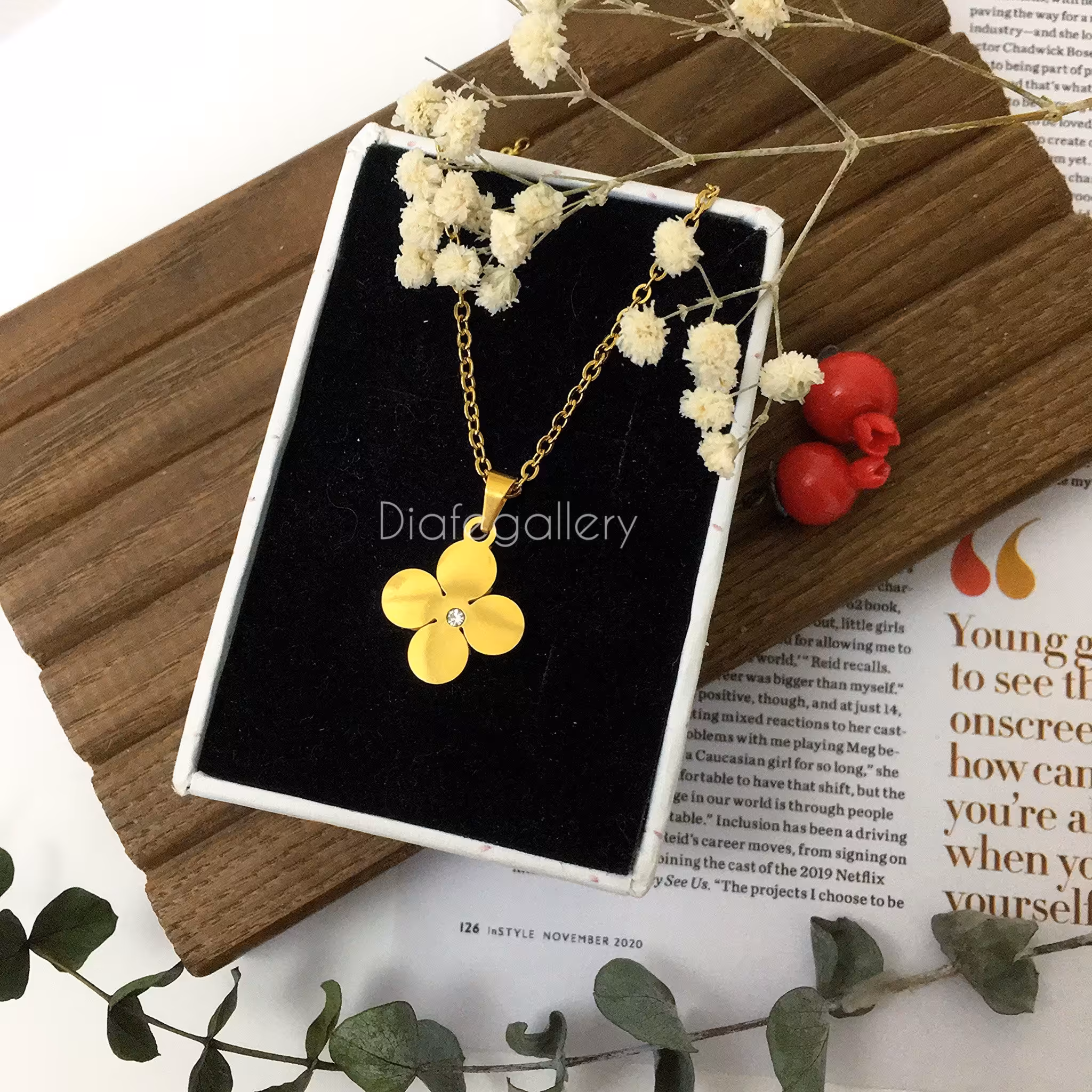 گردنبند مدل گل و شکوفه تک نگین با زنجیر  و پلاک جنس استیل رنگ ثابت 